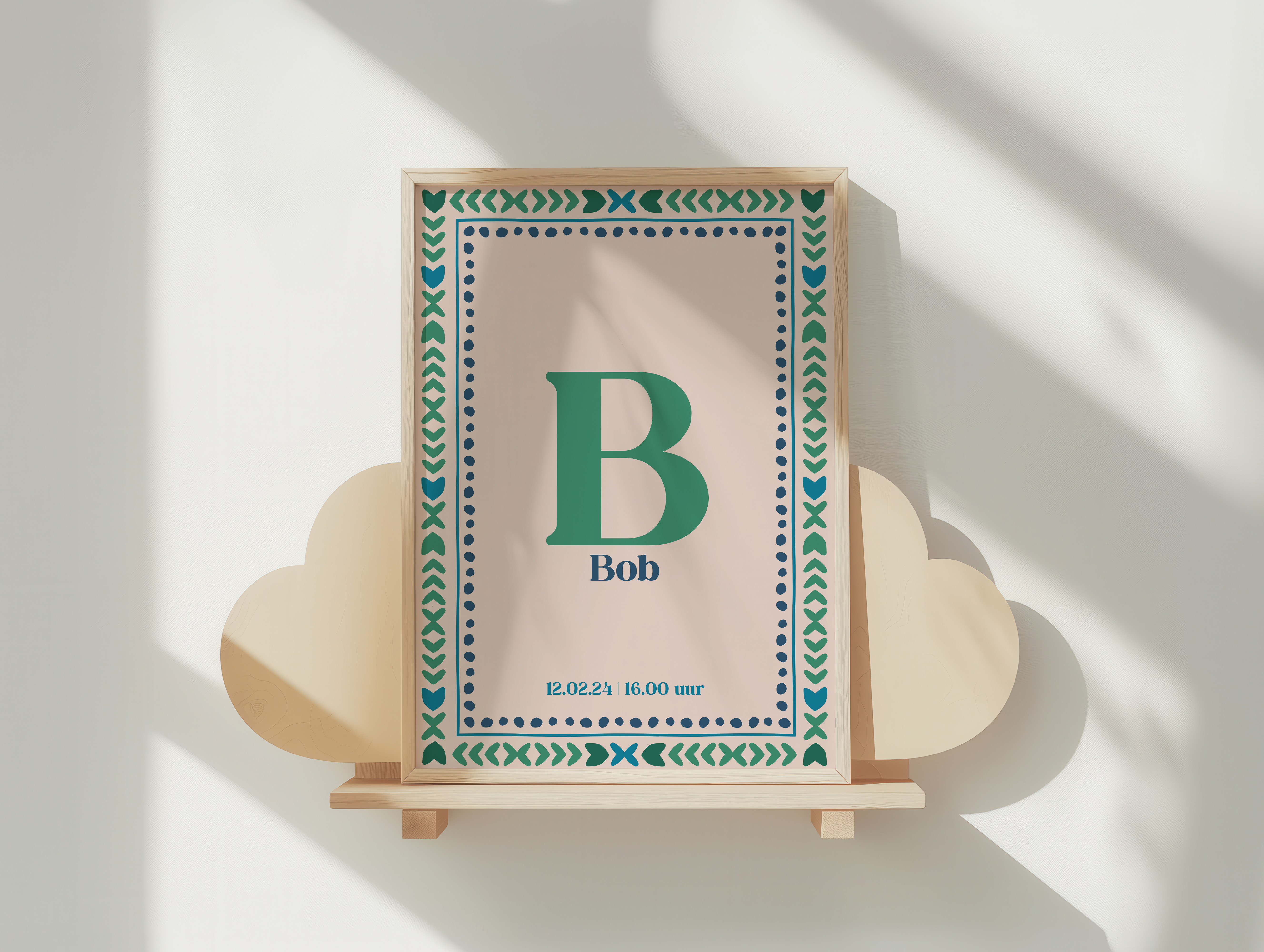 Geboorteposter Bob met grote groene B, geometrische rand met hartjes in groen en blauw, ingelijst