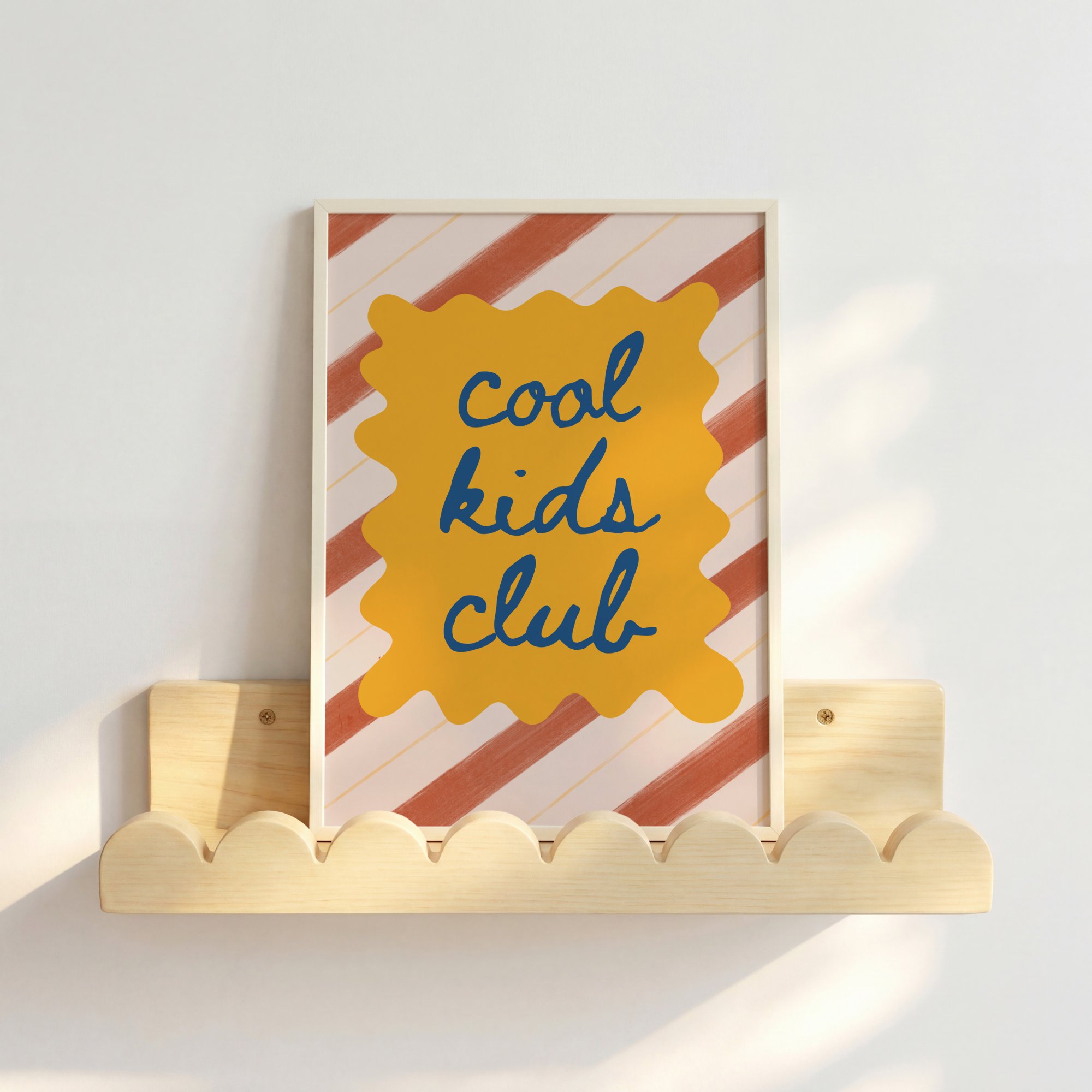 poster met quote 'cool kids club' in warme kleuren oker geel, terracotta en donkerblauw