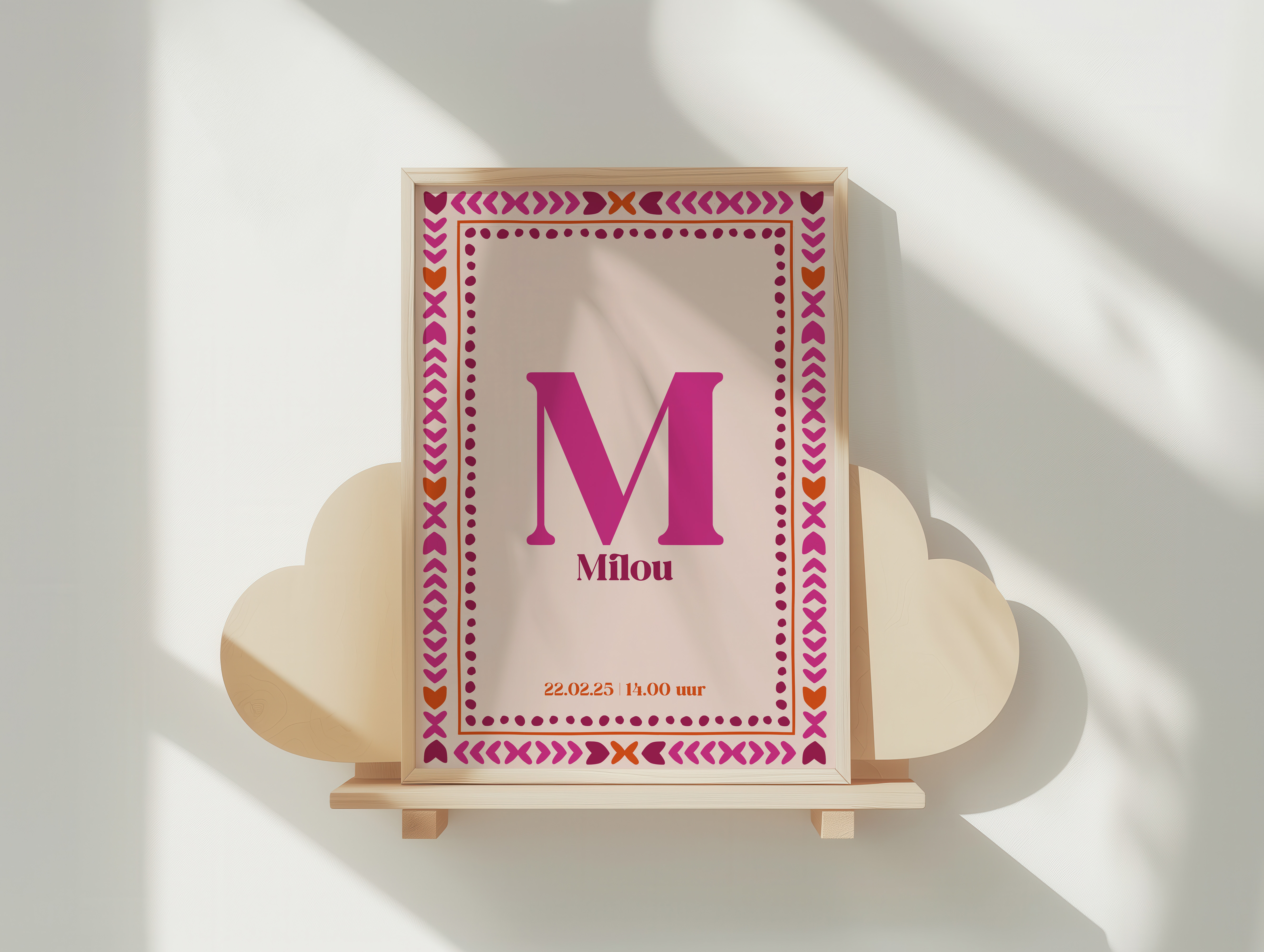 Geboorteposter Milou met grote magenta letter M, geometrische rand met hartjes en stippen in roze en oranje, ingelijst