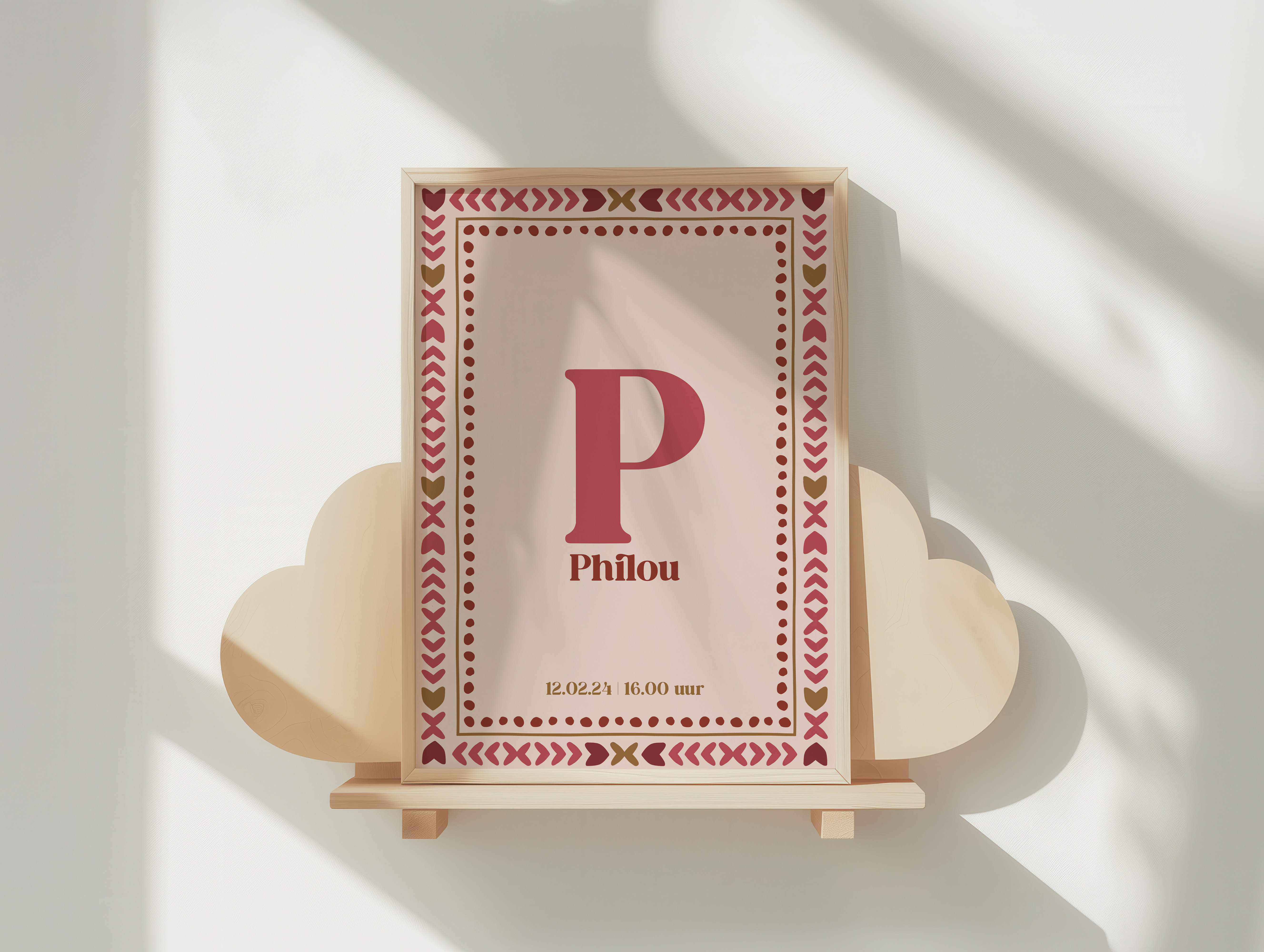 Geboorteposter Philou met grote roze P, geometrische rand met hartjes in roze en goud, ingelijst