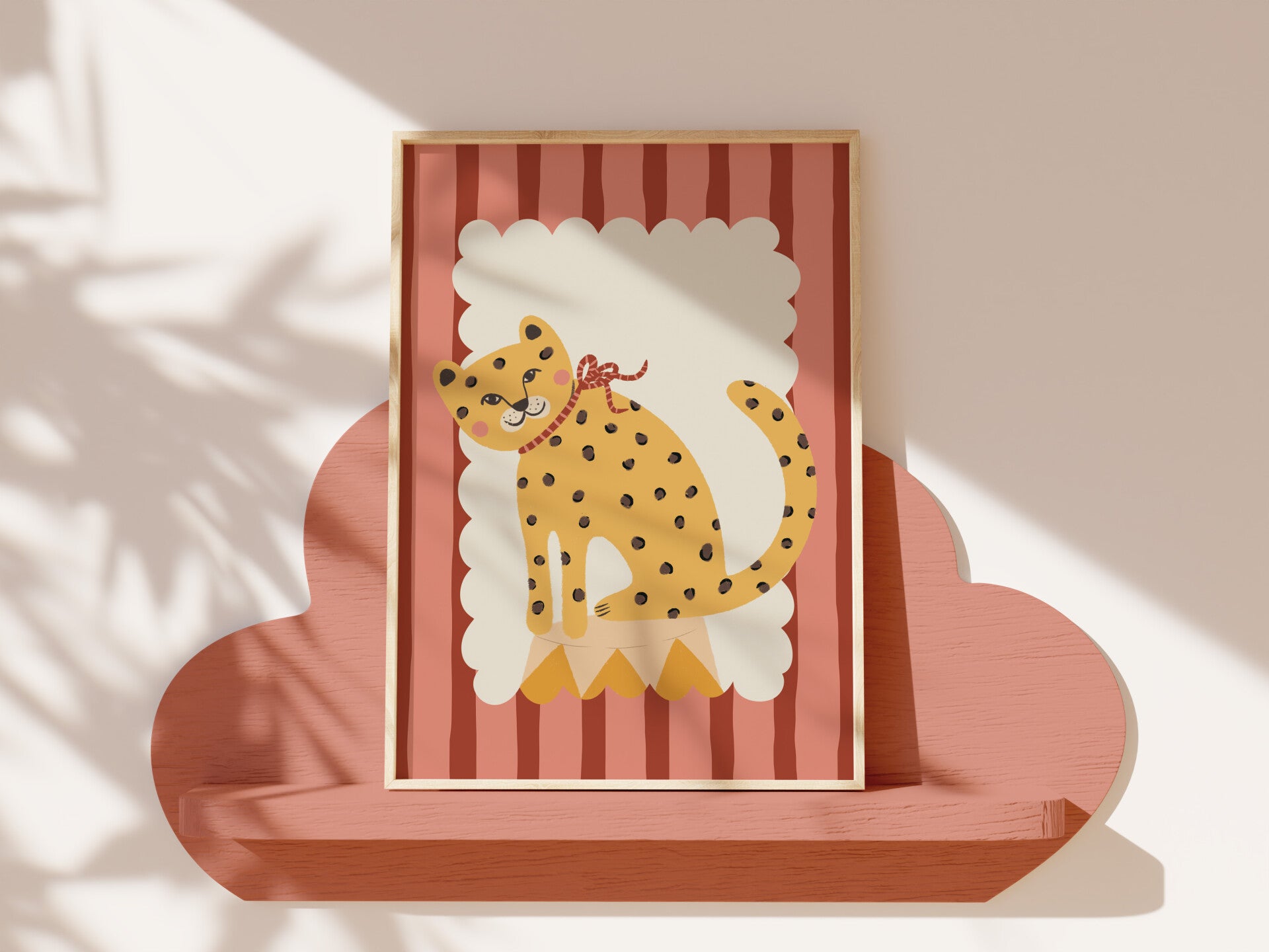 Cheetah met rood strikje op rood-roze gestreepte achtergrond, kinderkamerposter van Studio Stip