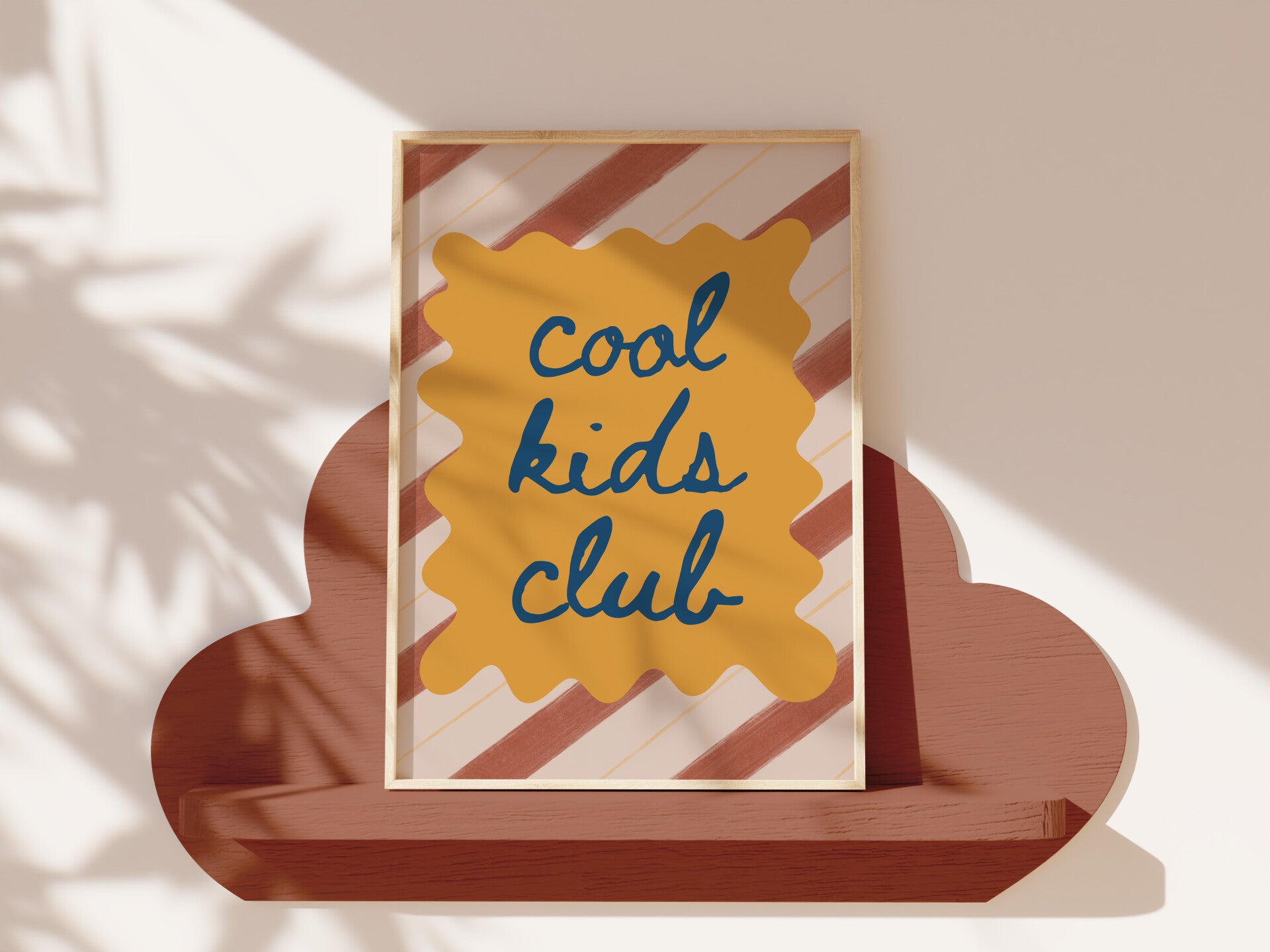 Cool Kids Club handgeschilderde quote-poster in warme rode kleuren, kinderkamerposter van Studio Stip