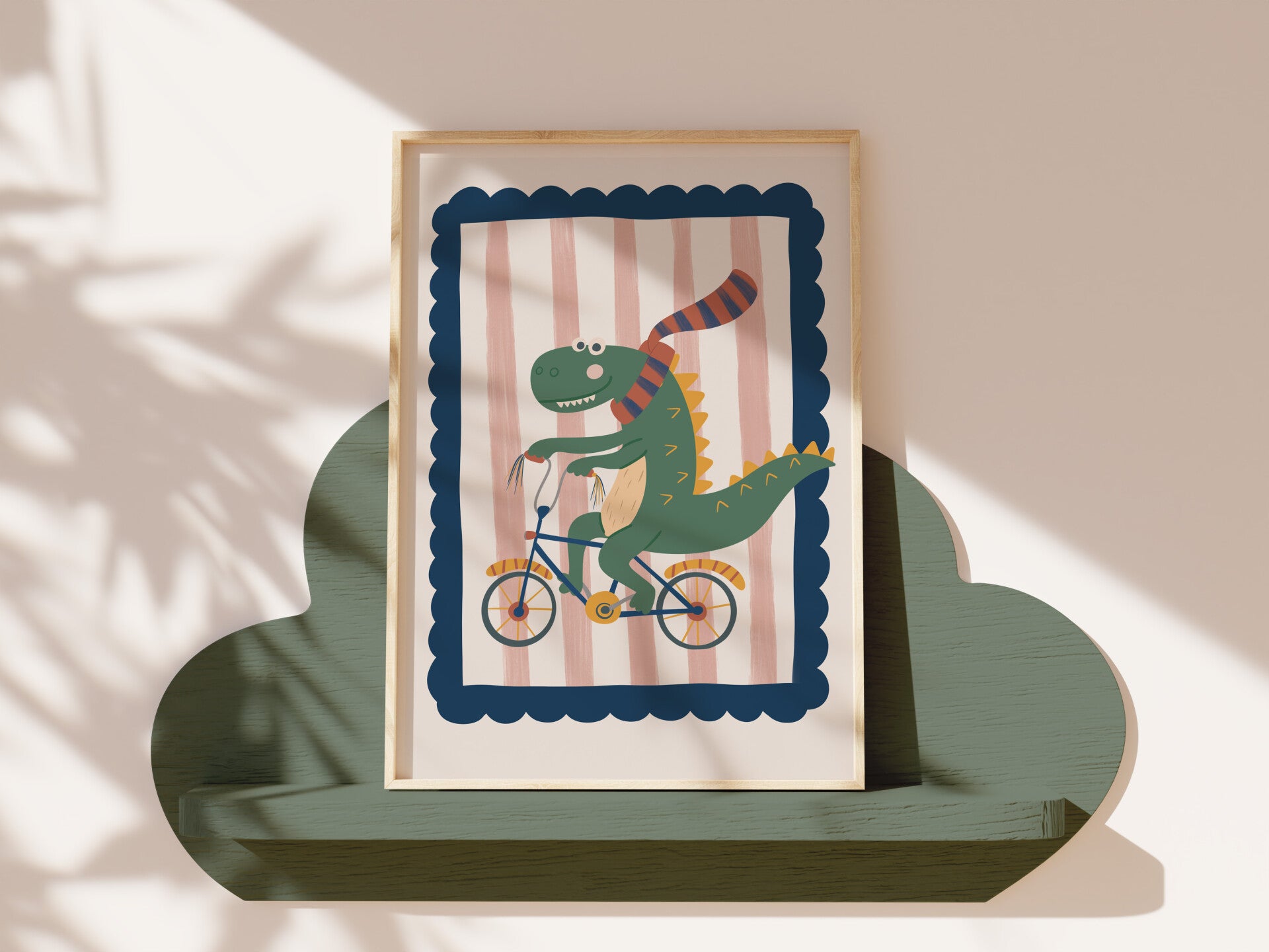 Krokodil op de fiets, eigenzinnige handgetekende kinderkamerposter in vrolijke kleuren