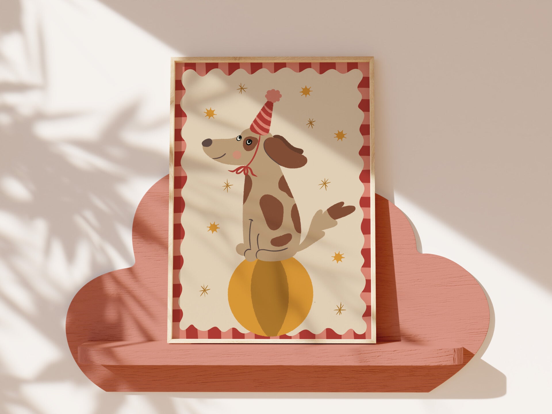 Schattig hondje met rood feesthoedje, balancerend op een gele bal, kinderkamerposter van Studio Stip