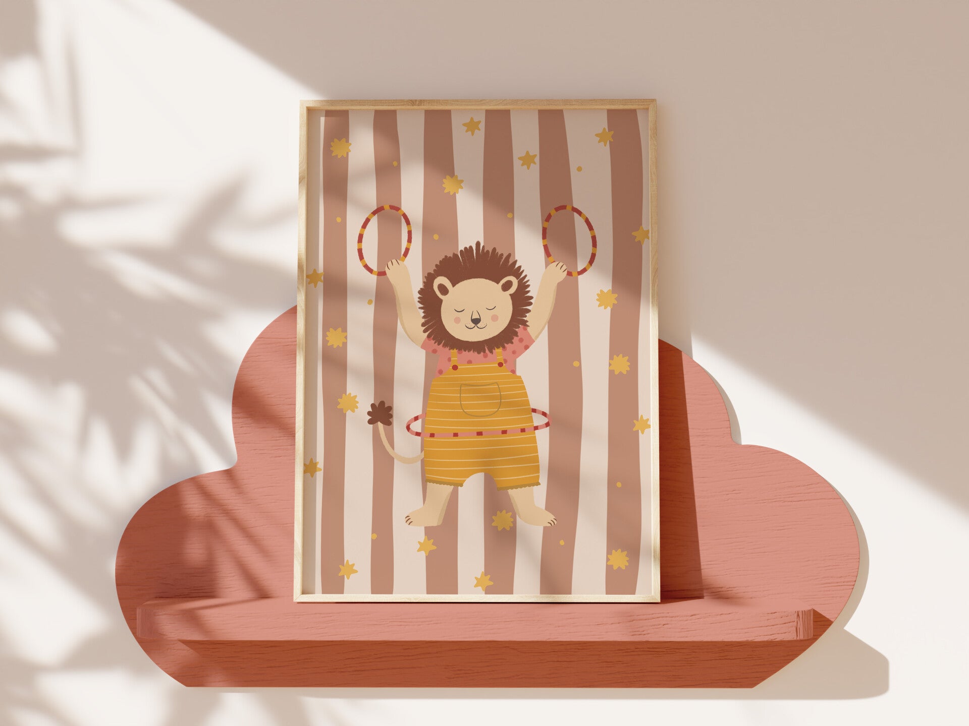 Vrolijk leeuwtje in geel tuinbroekje met hoela-hoeps en gouden sterren, handgetekende kinderkamerposter