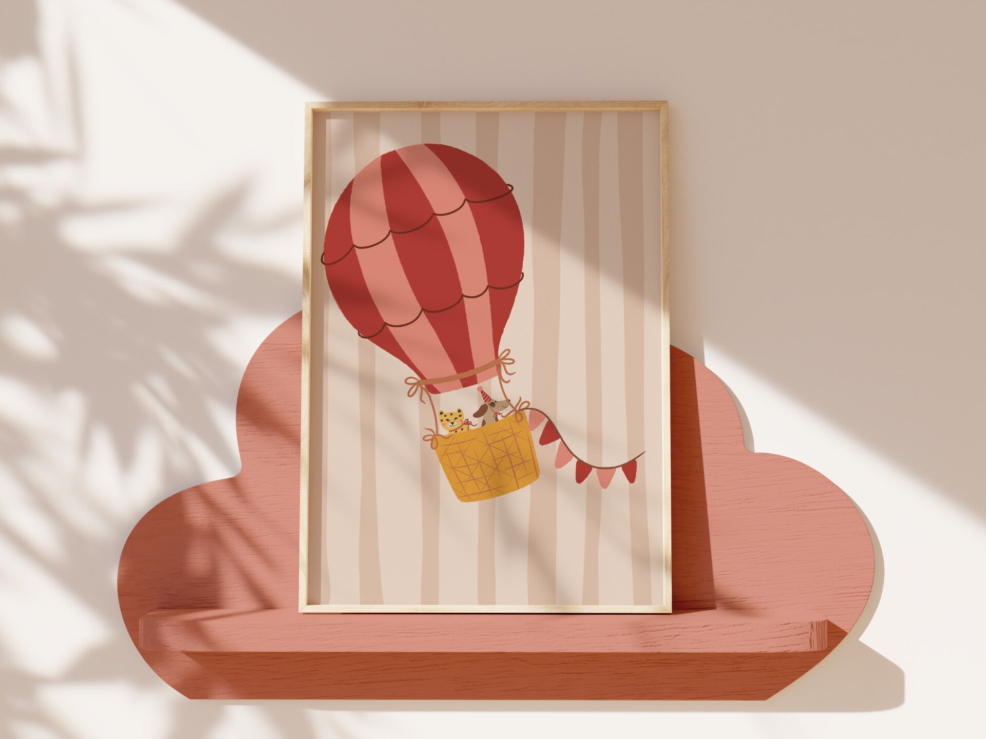 Kinderkamerposter met een rood-witte luchtballon en kleine dieren in een gele mand op reis door de wolken