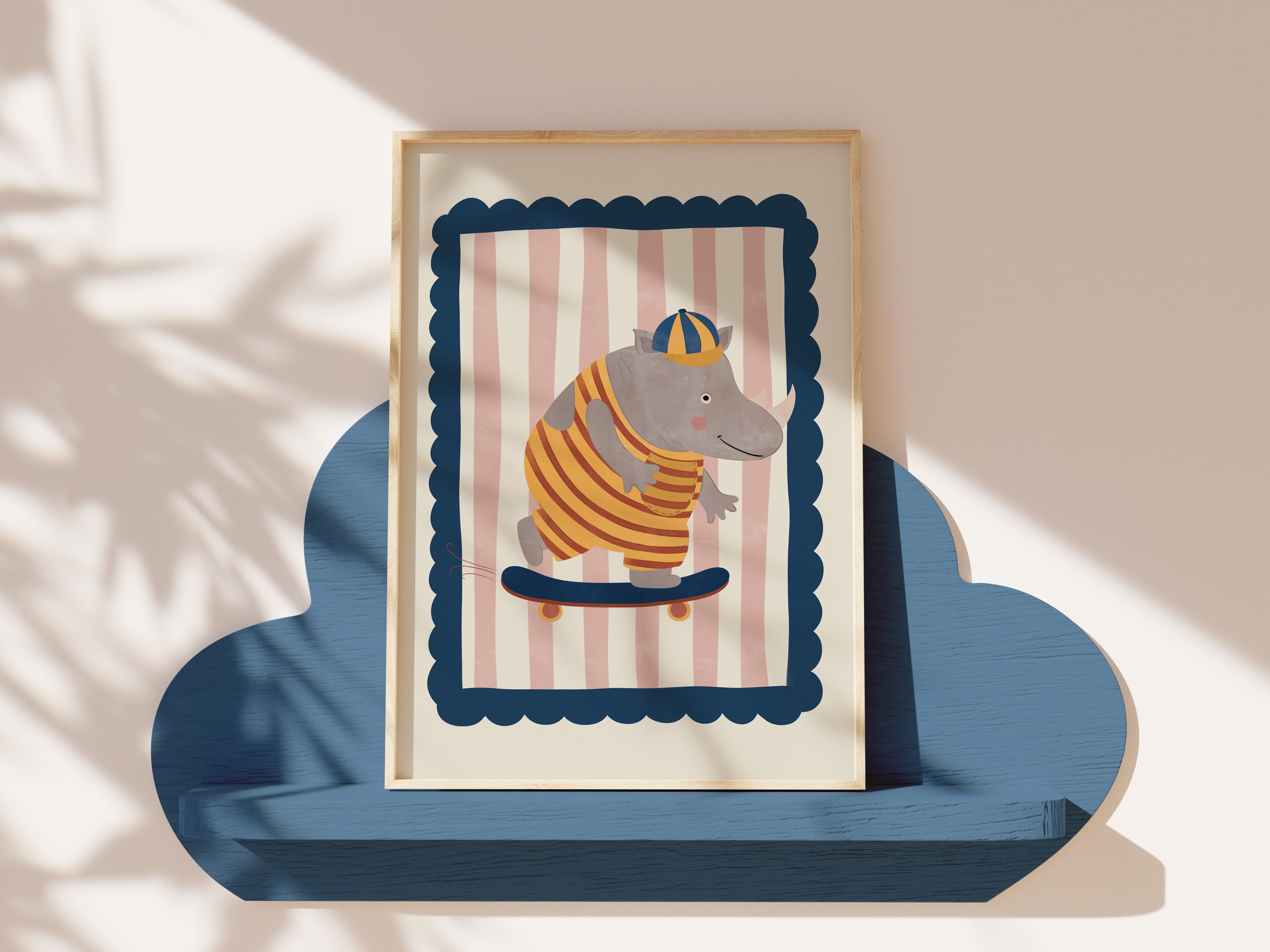 Handgetekende kinderkamerposter met een vrolijke neushoorn in geel-oranje gestreepte overall en blauw petje, scheurend over een skateboard